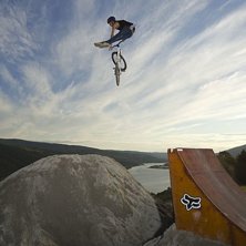 Jimmy kliver av hojen en bit &ouml;ver &Aring;resj&ouml;n under. Foto: Jesper Molin (www.jespermolin.se). &Aring;kare: Jimmy Fors.