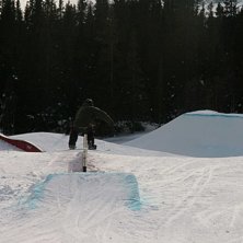 Bslide p&aring; r&auml;cke. Foto: Porra Hessl&euml;. &Aring;kare: Johan shredda.