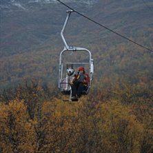 Liften p&aring; nuolja. Foto: Sven Abisko. &Aring;kare: Emma och Nooki.