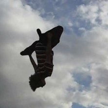 Jag g&ouml;r en backflip grab p&aring; matta. Foto: Felix Sandh Ljungberg. &Aring;kare: William Klar&eacute;n.