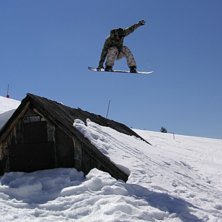 hopp &ouml;ver stuga. Foto: Helena m&aring;rde. &Aring;kare: Stefan Lund.