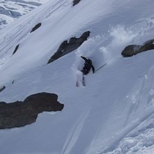 Leker i sn&ouml;n p&aring; baksidan av Grands Montets. Foto: Joel S&ouml;derstr&ouml;m. &Aring;kare: Tobbe Skeppstedt.