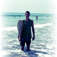 Surf p&aring; Bali! Sjukt kul, just den h&auml;r dagen var . Foto: Pappa Lasse. &Aring;kare: (Jag) Jonatan L&ouml;nander.