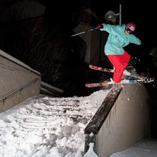 One foot p&aring; en ledge. Foto: Viktor Pettersson. &Aring;kare: Elias Henderson.