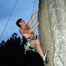 Jens kl&auml;ttrar p&aring; P&auml;rleporten. Foto: Johan Vall. &Aring;kare: Jens H&auml;ggstr&ouml;m.