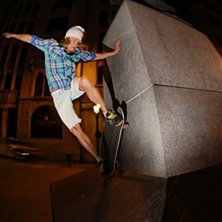 Hitta en staty som vi k&ouml;rde lite wallies p&aring;. Foto: Andr&eacute; Adobati. &Aring;kare: Emil Eriksson.