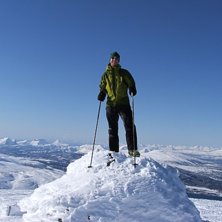 Till Topps!  Vy &ouml;ver Lofoten, fjordarna, Atlanten. Foto: Andreas Fransson. &Aring;kare: M&aring;rten Lundin.