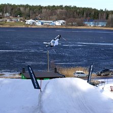 Tillr&auml;ckligt vacker dag f&ouml;r att g&ouml;ra en tailgra. Foto: Emil S&ouml;dergren. &Aring;kare: Sebastian Del&eacute;r.