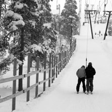 P&aring; v&auml;g upp i liften. Foto: Kasperi. &Aring;kare: simon och hampus.