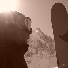 Toppen av Aguille du Midi syns bakom Johnn och han. Foto: Jonas Bj&ouml;rklund. &Aring;kare: Johnn.