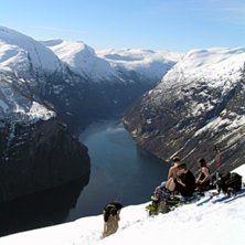 Fikarast under topptur med vy &ouml;ver Geirangerfjord. Foto: Johan Olofsson. &Aring;kare: Andreas Persson, Johanna M&ouml;rk, Anette Olsson och Bernt-Johan.