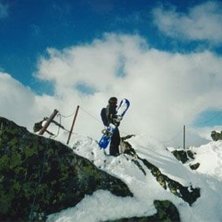 Hikar uppf&ouml;r en bergskam f&ouml;r att n&aring; det goa pud. Foto: Niklas Pettersson. &Aring;kare: Christian Pettersson.