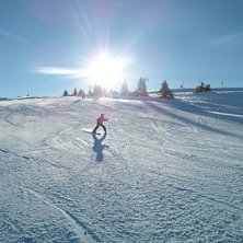 Ellen, 6 &aring;r, tar fart fr&aring;n toppen av Hafjell.... Foto: Magnus Ling&aring;ker. &Aring;kare: Ellen Ling&aring;ker.