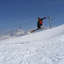 Stenvall som flyger lite :P. Foto: Johan Isaksson. &Aring;kare: Joakim Stenvall.