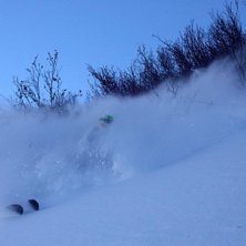 Deep and light pow! Sam im Geissberg.. Foto: Robert Hortlund. &Aring;kare: Sam Alinski.