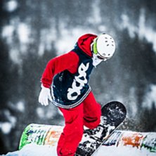 F&ouml;rsta g&aring;ngen med snowboard/skidor framf&ouml;r lins. Foto: Petra Eleonor Johnsson. &Aring;kare: Robin Johansson.