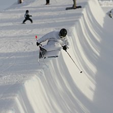 Lite sm&aring; jobbigt med sm&aring; kids &ouml;verallt. Foto: Jonas Svensson. &Aring;kare: Filip Dausch.
