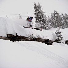 stompar lavinstaketen efter ett dump. Foto: Jacob Cedergren. &Aring;kare: Harri Malinen.