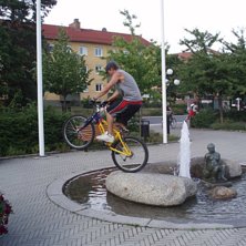 Lite latjande i font&auml;nen.... Foto: Fredrik Heribertsson. &Aring;kare: Tobbe Bonnedahl.