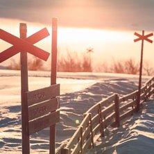 Dimman glider in och omsluter berget lagom till si.