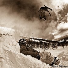 Oscar sl&auml;nger en backflip medan Andre sitter unde. Foto: Marcus Olsson. &Aring;kare: Oscar Wester.