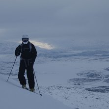 F&ouml;rsta &aring;ket p&aring; Nordals f&ouml;r i &aring;r, extremt bl&aring;. Foto: Pontus Bj&ouml;rkbacka. &Aring;kare: Henrik Petersson.