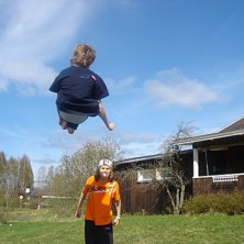 Jag och Adde hoppar Matta. Foto: Pontus. &Aring;kare: Simon.