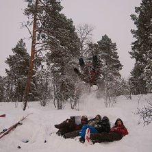 backflip &ouml;ver n&aring;gra snubbar.. Foto: Algot oLSEN. &Aring;kare: Hjalmar Olsen.