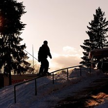 Skidor i solnedg&aring;ngen. Min blixt pajja s&aring; fick l. Foto: Simon Lindberg. &Aring;kare: Petter Hedstr&ouml;m.