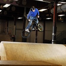 Fredrik har precis k&ouml;pt en bmx och t&auml;nkte b&ouml;rja. Foto: Niklas Sundin. &Aring;kare: Fredrik Eliasson.