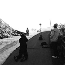 Foto: Ola Melin. &Aring;kare: Photoshot nere i dalen. Mattias Fredriksson och hans assistent Sebastian Garhammer pl&aring;tar Jon i kv&auml;llsljuset..