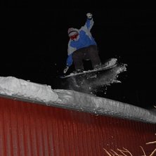 Jag droppar fr&aring;n  ett tak och sl&auml;nger med en tai. Foto: Pontus melender. &Aring;kare: Viktor Tornberg.