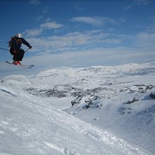 Johan flyger mot Katterjokk.. Foto: Anders Nilsson. &Aring;kare: Johan Strandberg.