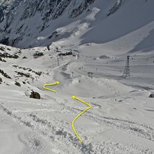 H&aring;ll l&auml;tt v&auml;nster inledningsvis, kraftigt h&ouml;ge. Foto: Powder Department Stubaier Gletscher.