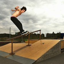 Andre trycker ut en stilren boardslide. Foto: Emil Rydell. &Aring;kare: Andre&acute;.