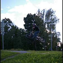 hopp &ouml;ver g&aring;ngv&auml;g. Foto: jonatan landstr&ouml;m. &Aring;kare: tomas kristoffersson.