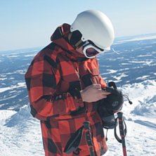 Jag h&ouml;gst upp p&aring; toppen med telefonen =). Foto: Mamma. &Aring;kare: Anton Nordenberg.