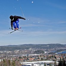 Jibbing med l&ouml;s h&auml;l. Foto: Felix N&auml;s. &Aring;kare: Adam Dock.