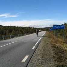 Gr&auml;nser skall korsas med stil!. Foto: Henrick Almqvist. &Aring;kare: Mathias Jensen.