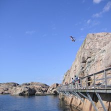 klipphopp i sm&ouml;gen &ouml;ver g&aring;ngbron. Foto: andreas phil. &Aring;kare: peter broberg.