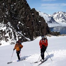 P&aring; v&auml;g ner fr&aring;n toppen, p&aring; glaci&auml;ren till gum. Foto: Emma Lundgren. &Aring;kare: Anders och Peter M&aring;rtensson.