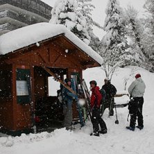 Uj, uj, uj vad det sn&ouml;ar. V&auml;ntar p&aring; bussen till. Foto: Andreas Lindroth.