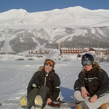 I v&auml;ntan p&aring; Heliski!. Foto: Camilla waara. &Aring;kare: Maria och Camilla.