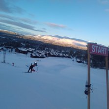 Solen st&aring;r opp over frisk sn&oslash; og ny preparerte l.