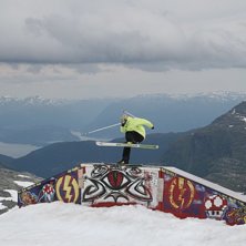 vilket trick han utf&ouml;r &auml;r lite sv&aring;rt att tala o. Foto: Petter Hjelmberg. &Aring;kare: derkinate.