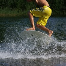 jag g&ouml;r en pop sovit p&aring; skimboarden i grusgropen. Foto: johan. &Aring;kare: ludvig gustafsson.
