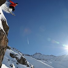 Christian droppar h&ouml;gt med sol, bergbana och pass. Foto: Erik Westberg. &Aring;kare: Christian Oxling.