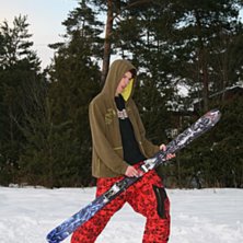 Jens kan &auml;ven spela gitarr med sina skidor :D. Foto: Sebastian Borg. &Aring;kare: Jens Lindstr&ouml;m.