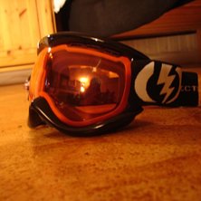 skitsk&ouml;n och mycket bra passform till alla hj&auml;lm. Foto: mee. &Aring;kare: Electric eg 1 med orange lins, .