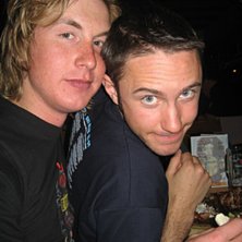 tv&aring; redaktionsmedlemar, som &auml;ter en fin middag p. &Aring;kare: rasmus o victor.